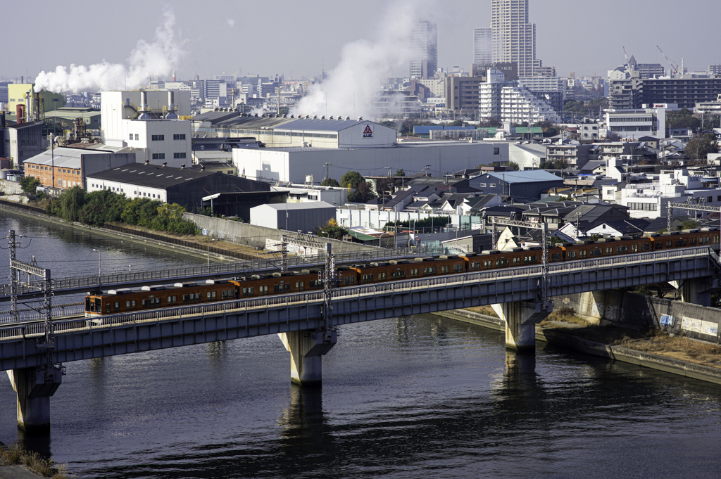 左門渡川を快速電車が行く