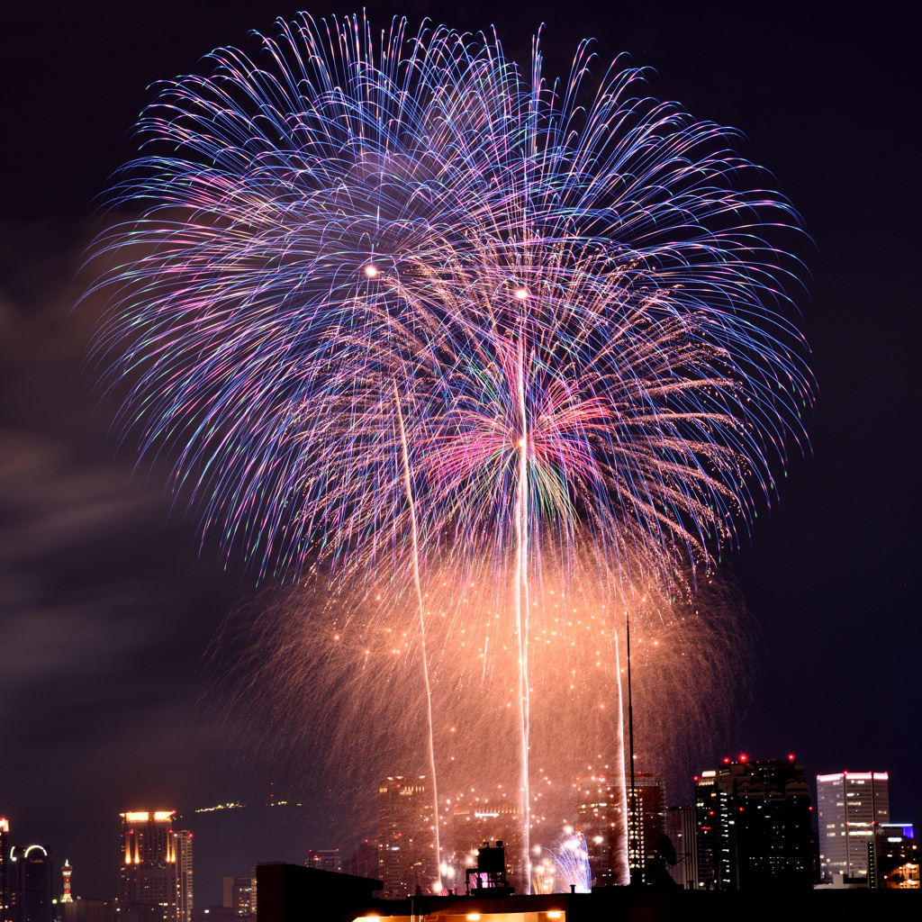 夜空にパープルの大輪が。。。