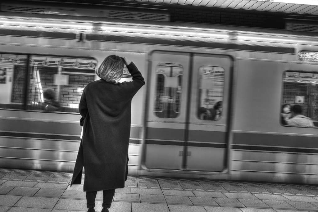 電車を待つ女性