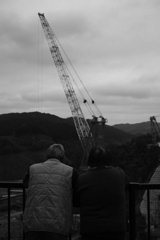 老夫婦とダム建設