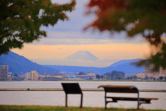 令和元年10月23日　富士山の初雪と諏訪湖畔の秋