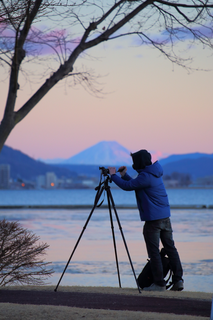 諏訪湖と富士山とフォトグラファー