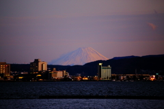 諏訪湖畔と富士山