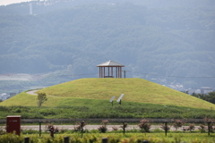 下諏訪町　諏訪湖畔の小山　まだ　未完成