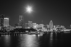 みなとみらいに満月が浮かぶ