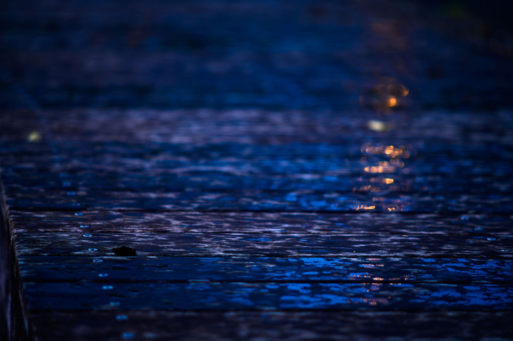 雨降り出す