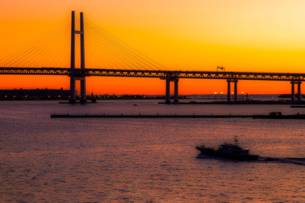 横浜港の夜が明ける