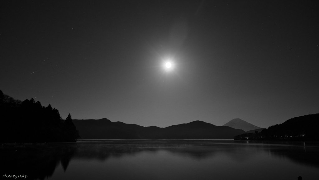 月光下の芦ノ湖