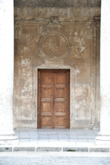 4.カルロス5世宮殿の中の扉