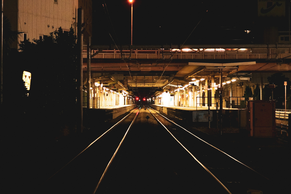 終電後、駅のホーム