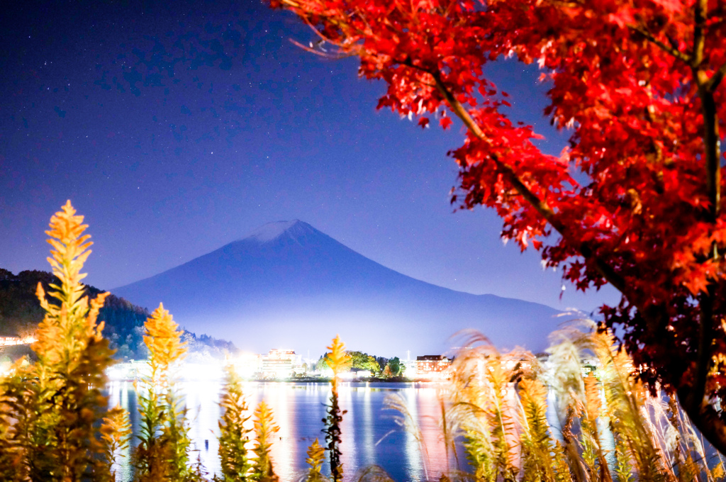 紅葉の奥、星空の下の霊峰