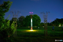 夕暮れ、公園を急ぐ人