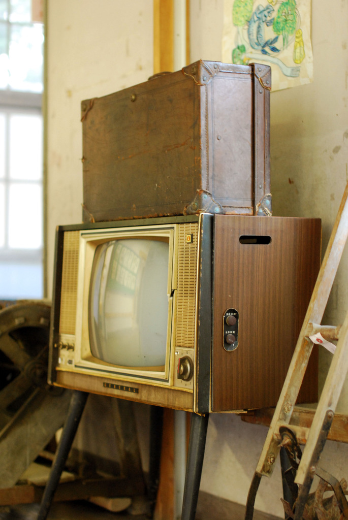 カバンの下のテレビ