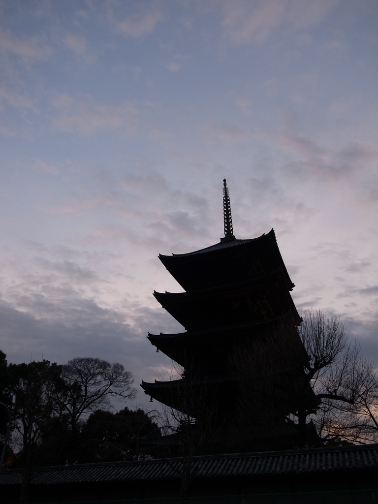 夕暮れの東寺