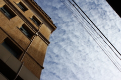 旧ビルとうろこ雲