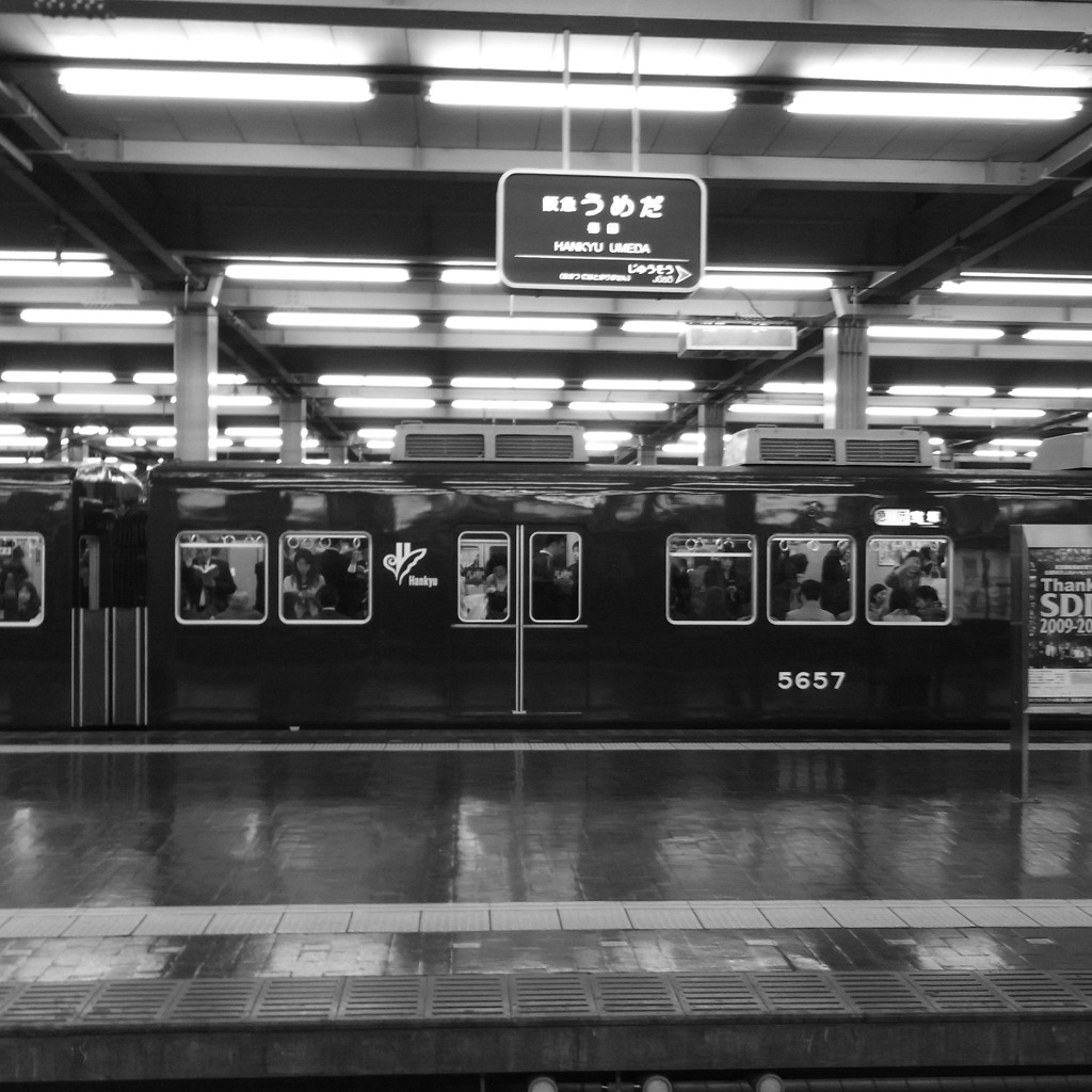 阪急梅田　モノクロ
