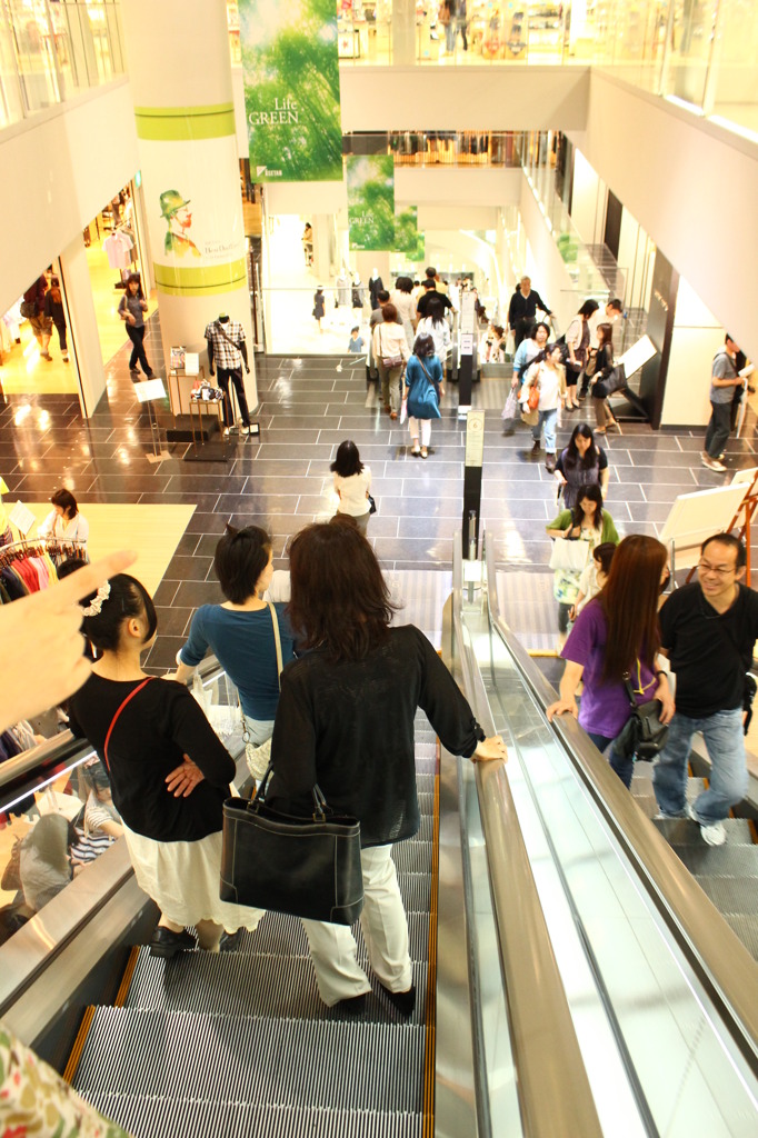 エスカレータにて