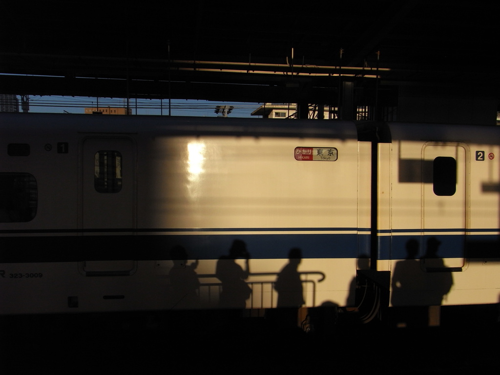 新幹線を待つ人々