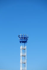青空と青い塔