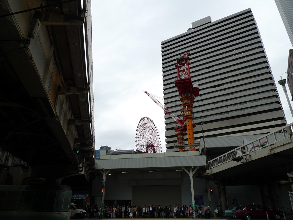 観覧車が見える横断歩道