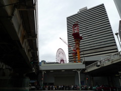 観覧車が見える横断歩道