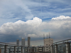 宇宙からの襲来的な雲