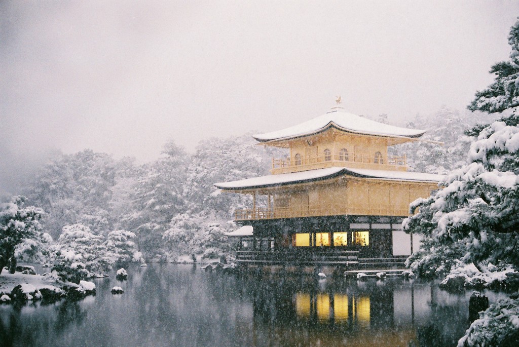 雪の金閣寺