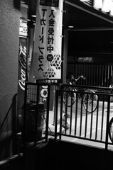 主人を待つコーギー