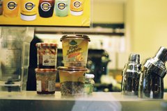 カフェを覗けば