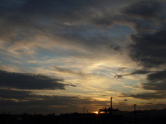 雲の多い夕暮れ空