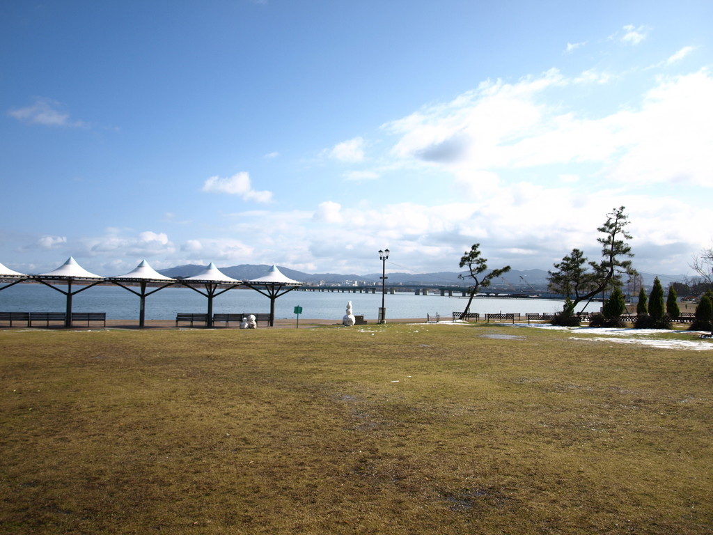 冬の湖岸
