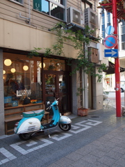 バイクのある街角