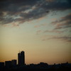 暮れなずむ空に飛行機