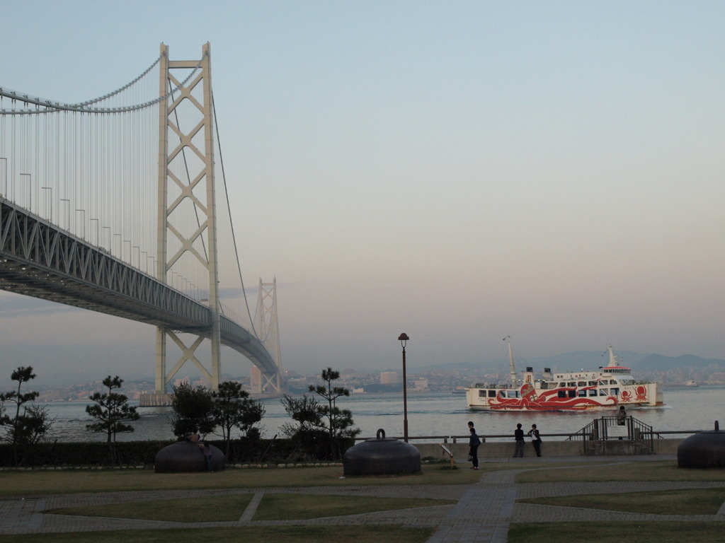 明石海峡大橋とたこフェリー