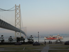 明石海峡大橋とたこフェリー