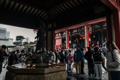 小雪舞う浅草寺