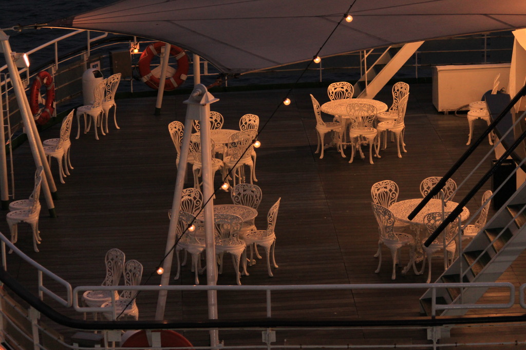 ROYAL WING 後部テラス席