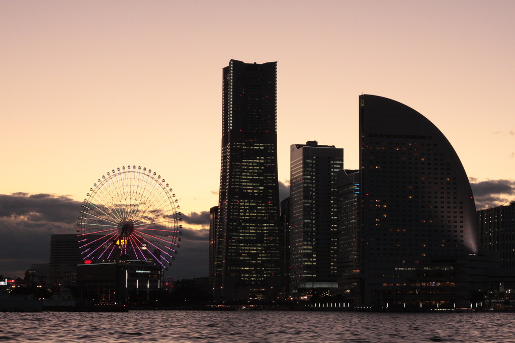 夕方のみなとみらい　