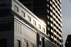 光るビル