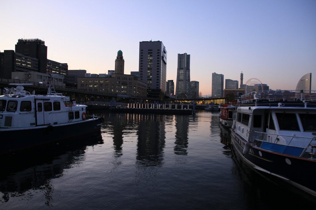 ボートの間に見えるビル群