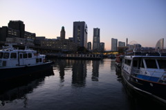 ボートの間に見えるビル群