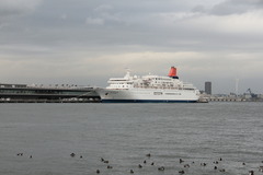 山下公園にて　大桟橋に停泊する船