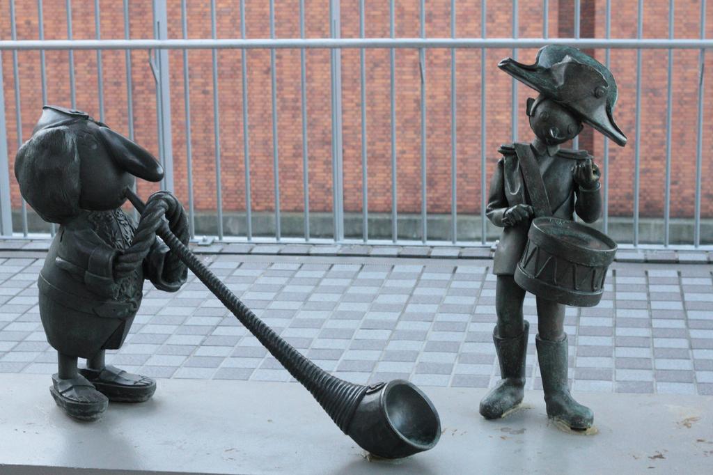 人形博物館の前（１）