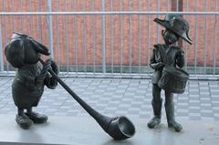 人形博物館の前（１）