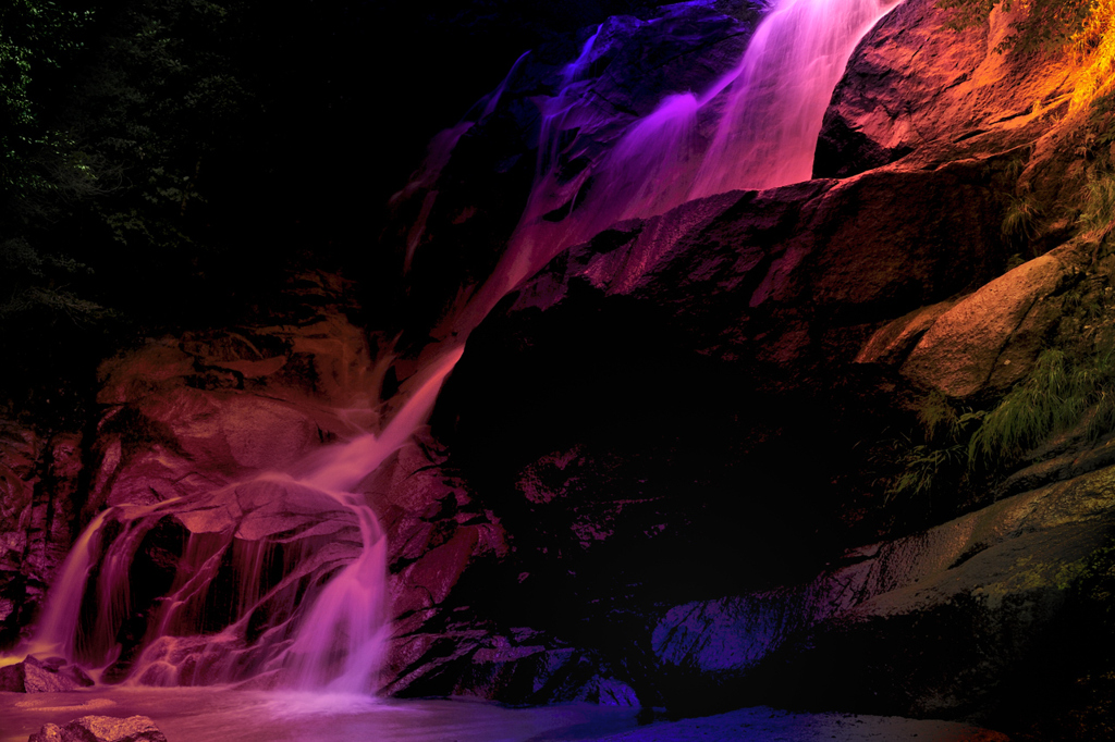 虹色の滝