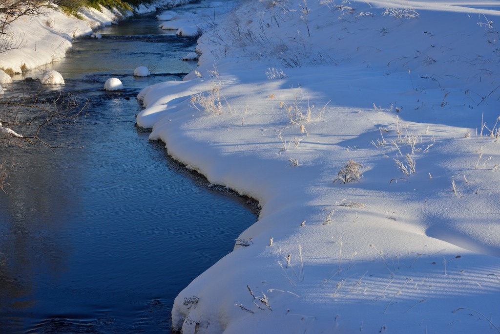 冬景色　小川の辺り