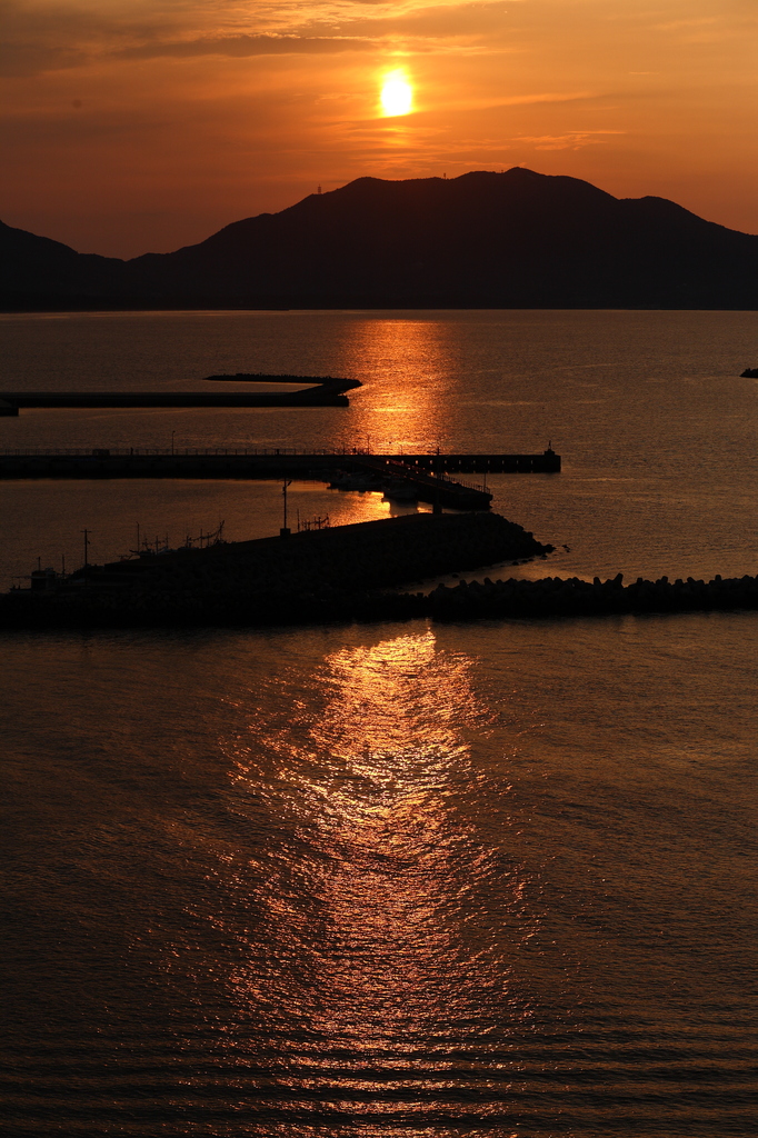 夕暮れの港