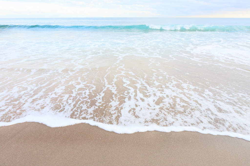 打ち寄せる