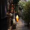狭い路地の奥には