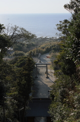 海を見おろす神社